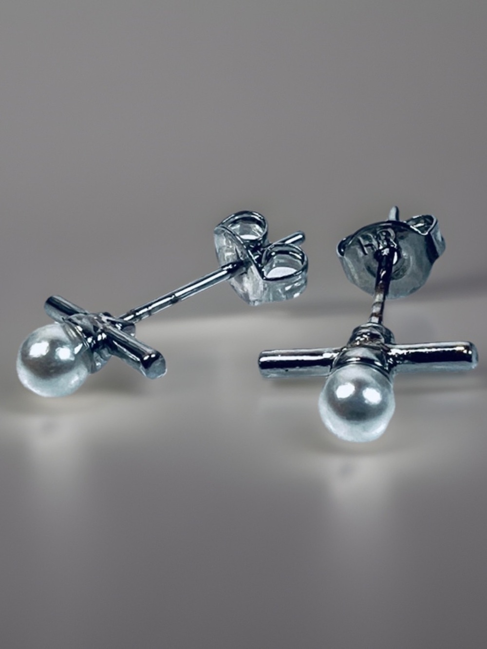 Beautiful lightweight, silvertone faux pearl minimalist pierced earrings